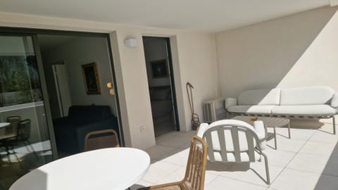 Patio, Day, Balcony/Terrace, Living room, Dining area