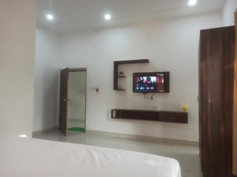 Bed, TV and multimedia, Photo of the whole room, Bedroom