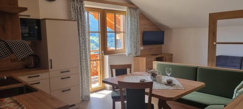 Kitchen or kitchenette, Living room, Seating area, Dining area