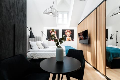 Bed, TV and multimedia, Living room, Photo of the whole room, Seating area, Bedroom