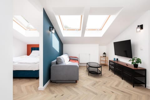 Bed, TV and multimedia, Living room, Photo of the whole room, Seating area, Evening entertainment, Bedroom