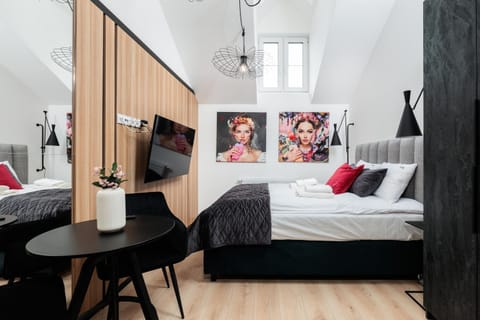 Bed, TV and multimedia, Photo of the whole room, Decorative detail, Bedroom, towels, wardrobe