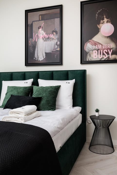 Bed, Photo of the whole room, Decorative detail, Bedroom, towels