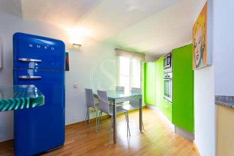 Kitchen or kitchenette, Dining area, oven