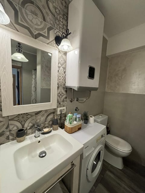 Toilet, Bathroom, towels, washing machine, dryer