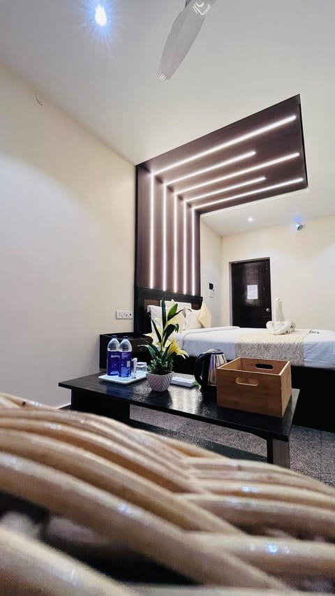 Bed, TV and multimedia, Living room, Photo of the whole room, Seating area, Bedroom, air conditioner