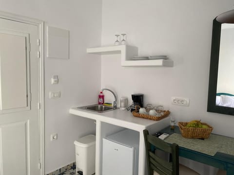 Coffee/tea facilities, Kitchen or kitchenette, Dining area