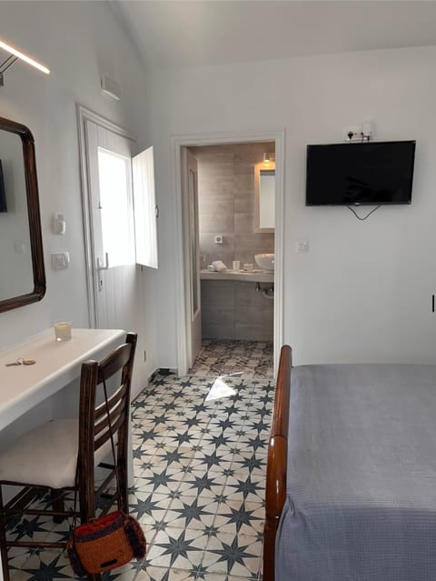 Bed, TV and multimedia, Bedroom