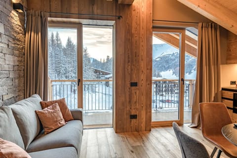 Day, Natural landscape, View (from property/room), Balcony/Terrace, Living room, Seating area, Mountain view