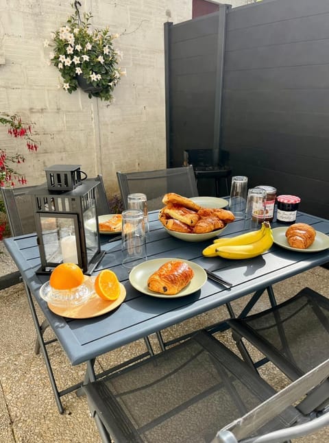 Patio, Balcony/Terrace, Food and drinks, Food, Breakfast, Continental breakfast, Lunch, Dinner, Drinks