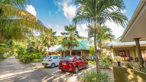 Property building, Garden, Parking