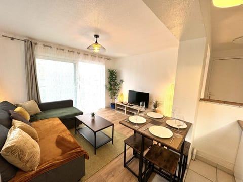 TV and multimedia, Living room, Dining area