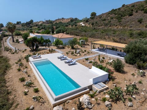 Property building, Day, Natural landscape, Garden view, Mountain view, Pool view, Swimming pool, sunbed