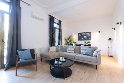 TV and multimedia, Living room, Seating area, air conditioner