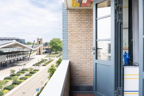Modern Hotel Central Tilburg, Balcony & Kitchen Apartment in Tilburg