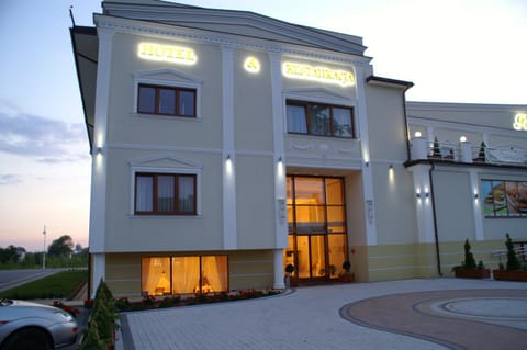 Property building, Facade/entrance, Day, Parking