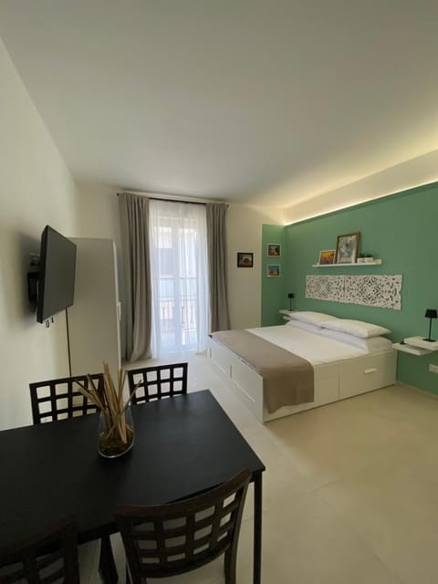 Bed, TV and multimedia, Photo of the whole room, Dining area, Bedroom
