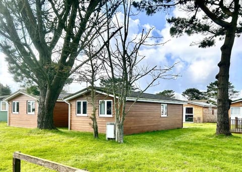 Spacious cabin, near Padstow and 7 Bays Cabin in England
