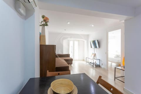 TV and multimedia, Living room, Seating area, Dining area, air conditioner