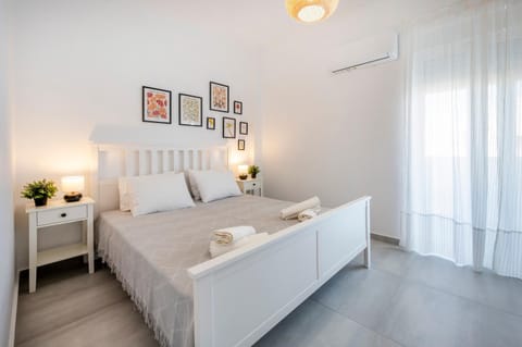 Photo of the whole room, Bedroom, towels