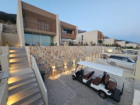 Property building, Day, Natural landscape, Parking