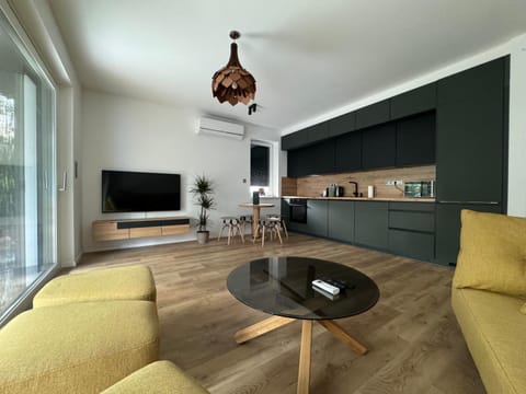 Communal lounge/ TV room, TV and multimedia, Living room, Dining area, Evening entertainment