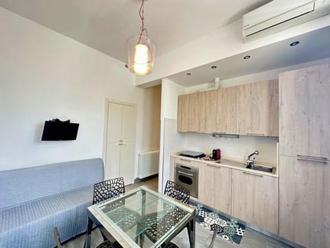 Communal lounge/ TV room, Kitchen or kitchenette, Dining area, oven, stove, air conditioner