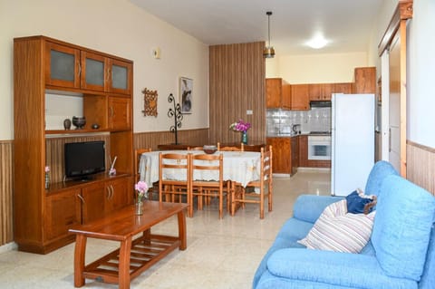 Communal lounge/ TV room, TV and multimedia, Living room, Dining area
