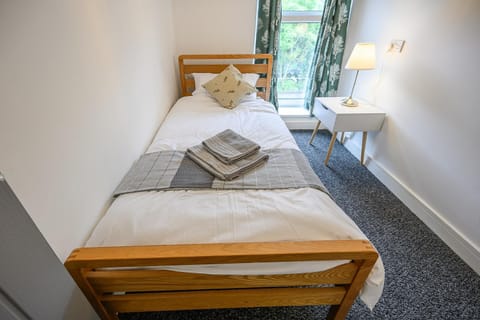 Bed, Bedroom, towels