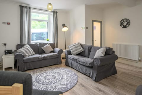 Living room, Seating area, internet