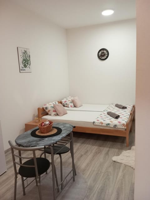 Bed, Photo of the whole room, Seating area, Bedroom