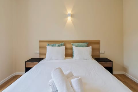 Bed, Photo of the whole room, Decorative detail, Bedroom, towels