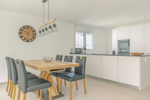 Kitchen or kitchenette, Dining area, stove