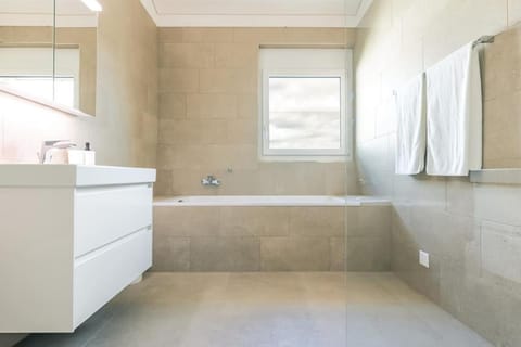 Bathroom, Bath, towels