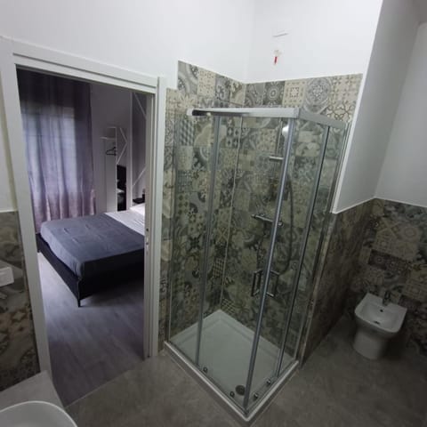 Shower, Toilet, Bathroom, Photo of the whole room, towels