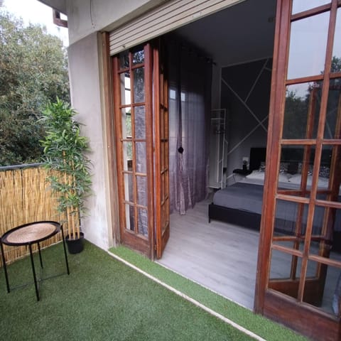 Property building, Bed, Day, Balcony/Terrace, Photo of the whole room, Bedroom