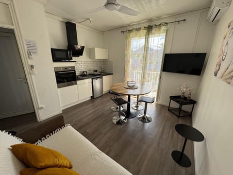 Kitchen or kitchenette, Living room