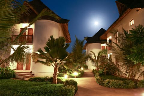 Facade/entrance, Night, Garden view