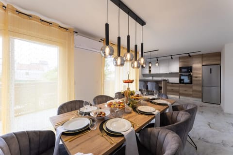 Kitchen or kitchenette, Seating area, Dining area, stove