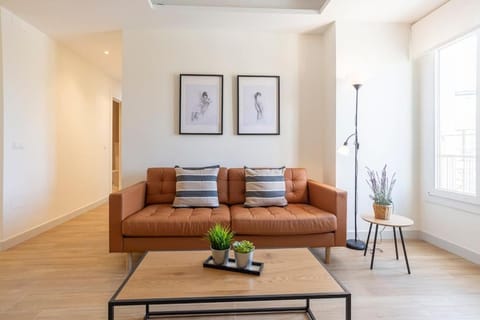 TV and multimedia, Living room, Seating area, Dining area, air conditioner