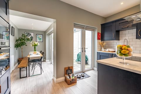 Kitchen or kitchenette, Dining area, pet friendly