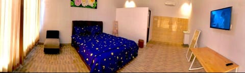 Bed, TV and multimedia, Photo of the whole room, Seating area, Bedroom