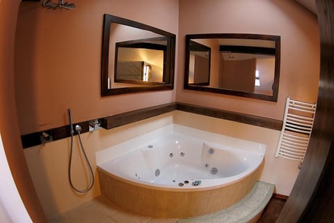 Hot Tub, Bathroom