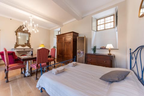 Bed, Living room, Photo of the whole room, Seating area, Bedroom, wardrobe