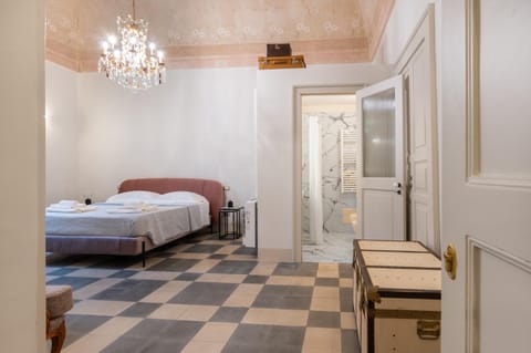 Bed, Bathroom, Photo of the whole room, Decorative detail, Bedroom, internet