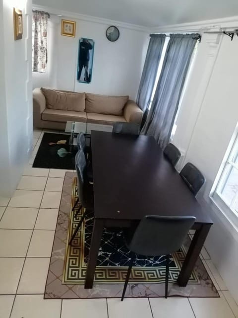 37 Grant prix lodge Bed and Breakfast in Cape Town