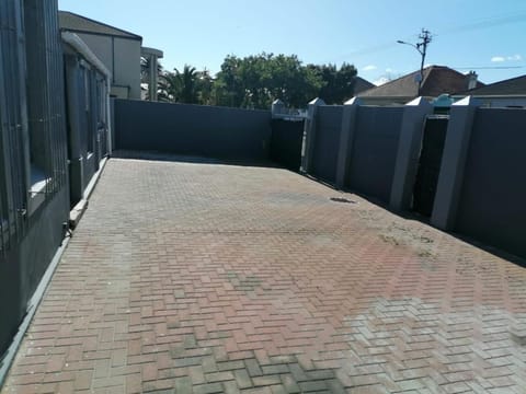 37 Grant prix lodge Bed and Breakfast in Cape Town