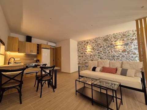 Kitchen or kitchenette, Living room, Seating area, Dining area, oven