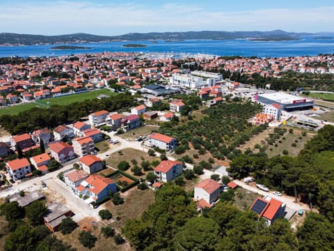 Property building, Day, Neighbourhood, Natural landscape, Bird's eye view, City view, Sea view, Location