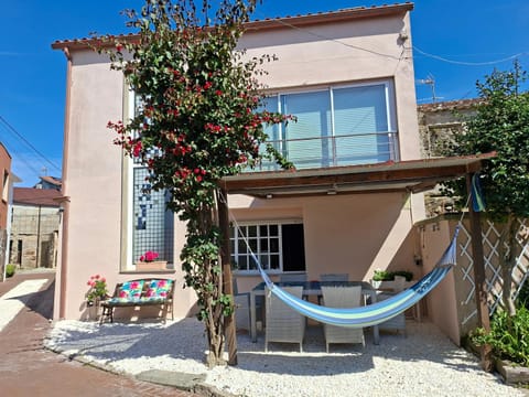Property building, Patio, Garden, Balcony/Terrace